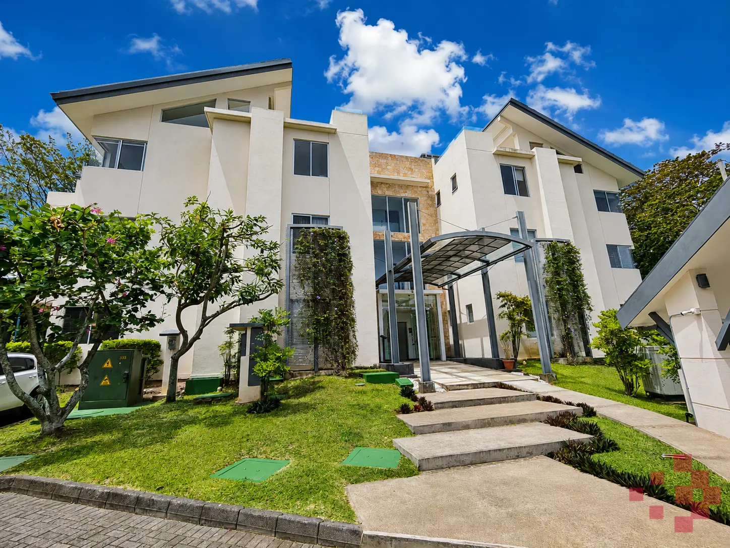 APARTAMENTO EN PRIMERA PLANTA CON JARDÍN PRIVADO – VEREDAS DEL RÍO, PIEDADES DE SANTA ANA