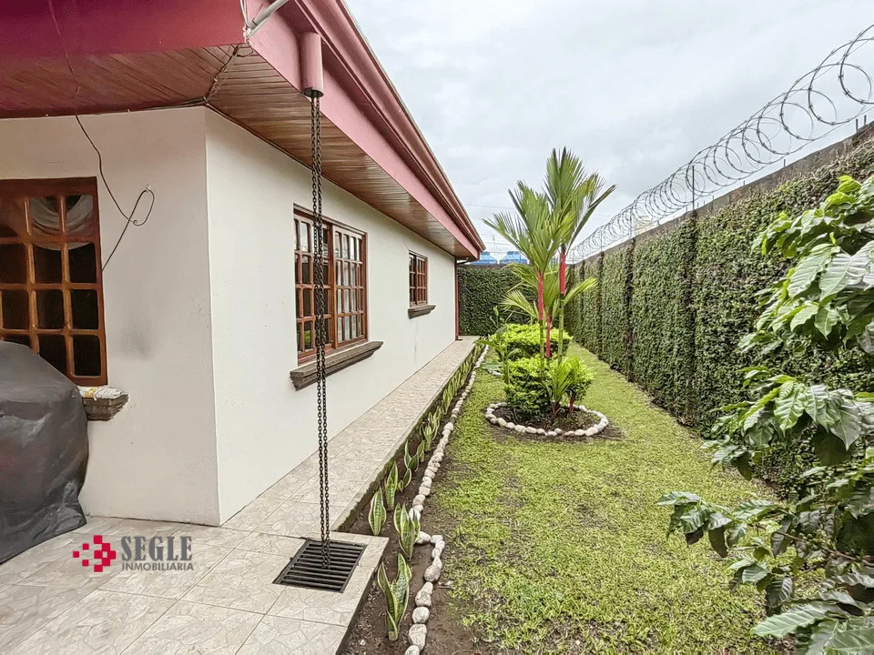 Casa de uso comercial en venta, Santa Barbara de Heredia.