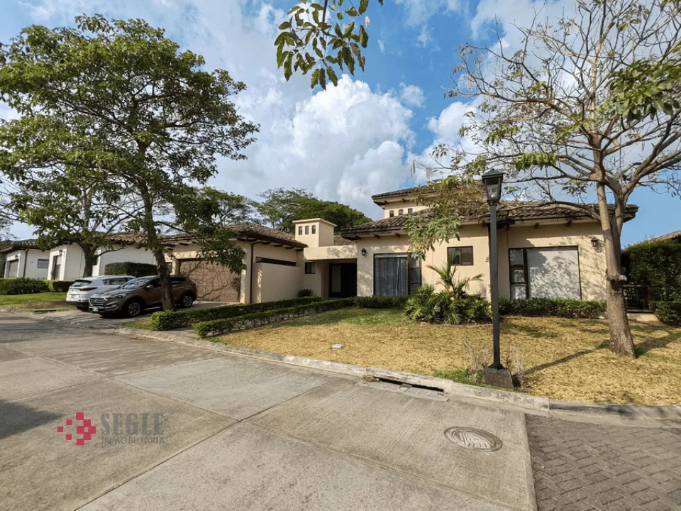 Casa de un nivel en venta, Santa Ana, Lindora.