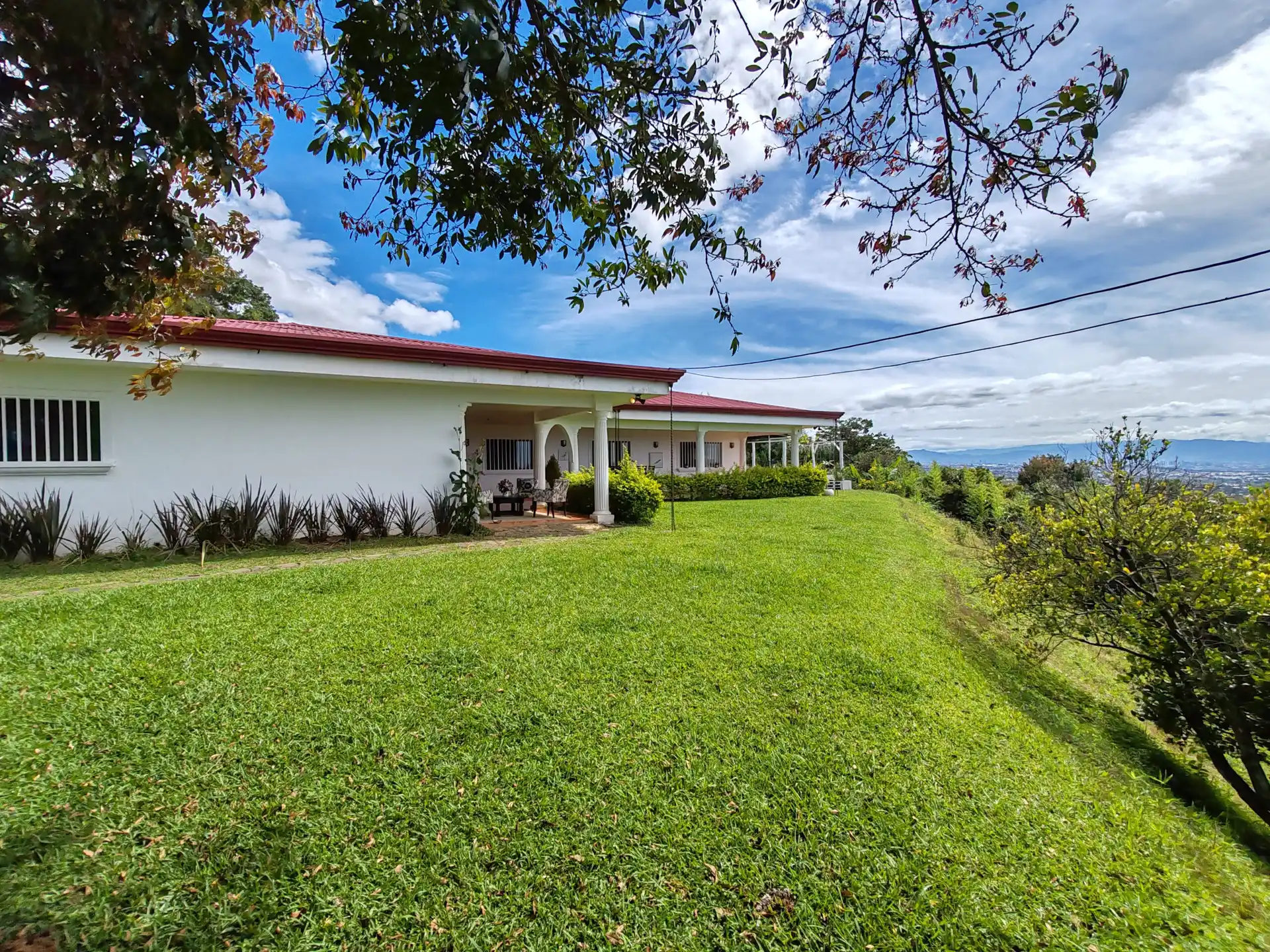 Casa en venta o alquiler, Alajuela, carretera a Carrizal.