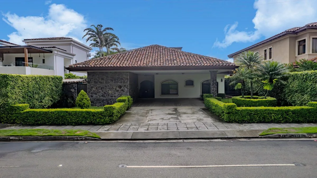Casa de una planta en Valle del Sol, Santa Ana.