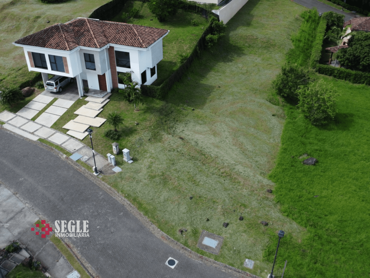 Lote en venta, Brasil de Santa Ana. Condominio Bosque Escondido.