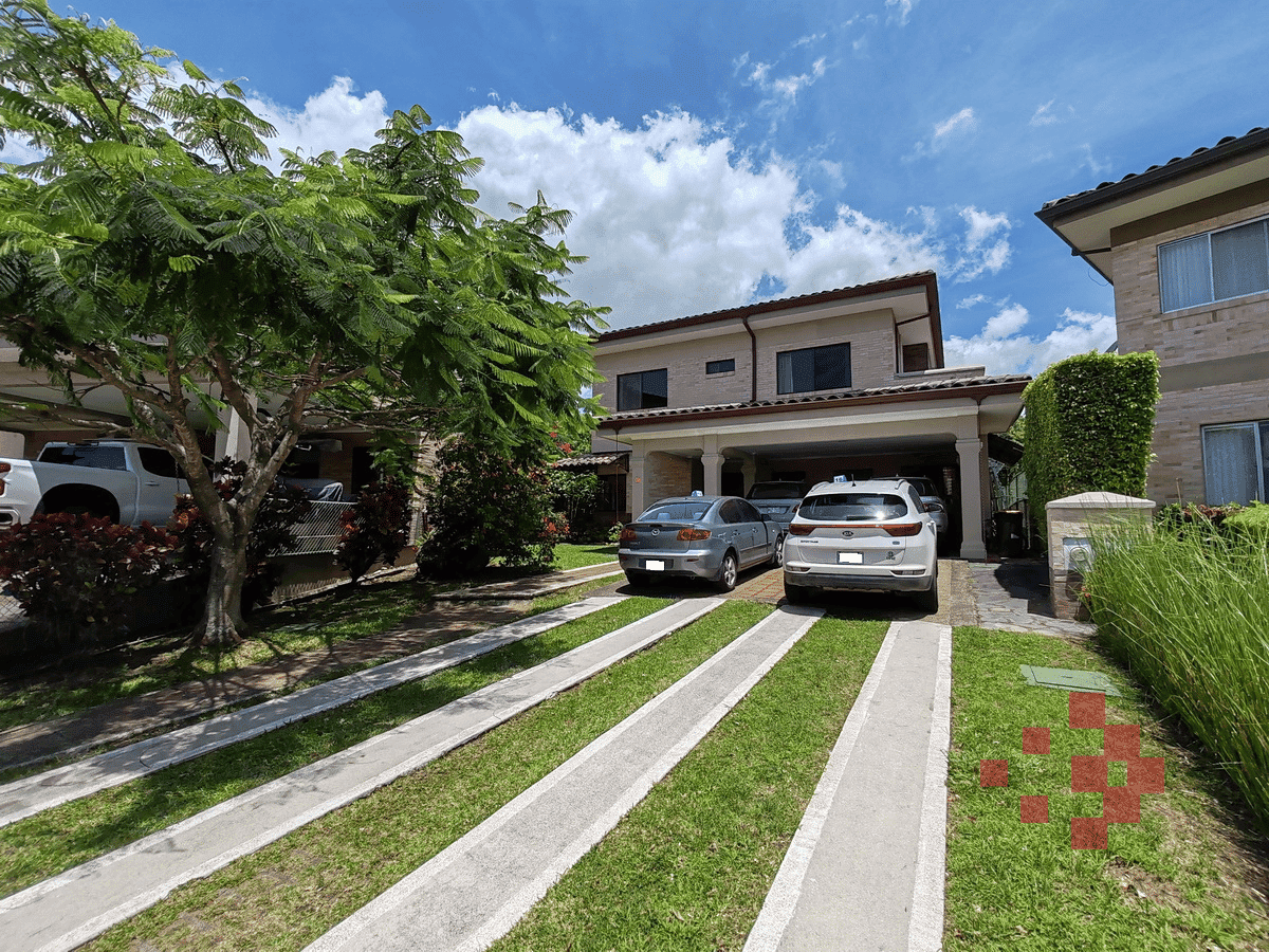 Casa en alquiler o venta, Santa Ana, Condominio Puerta de Hierro.