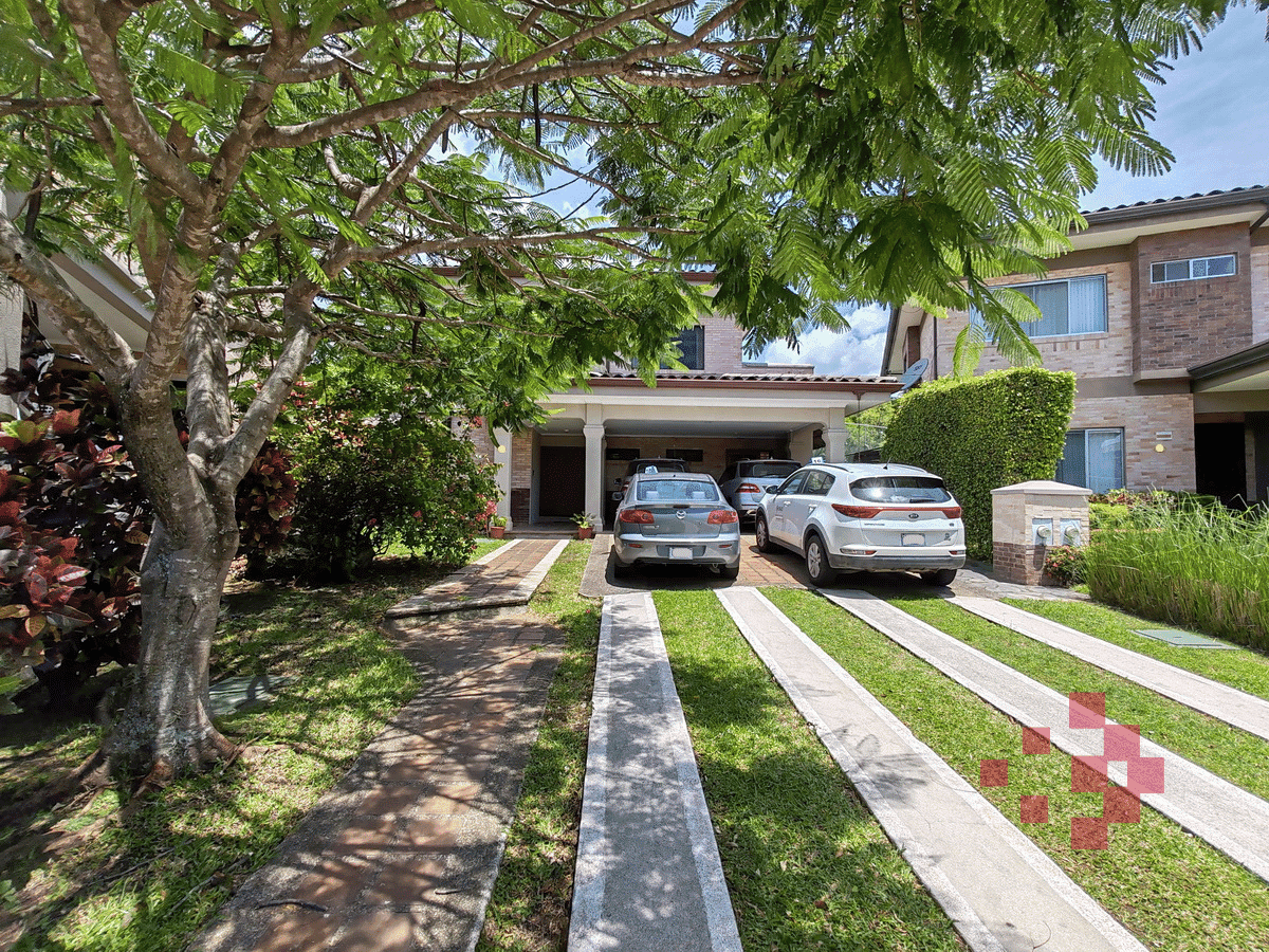 Casa en venta o alquiler, Santa Ana, Condominio Puerta de Hierro.