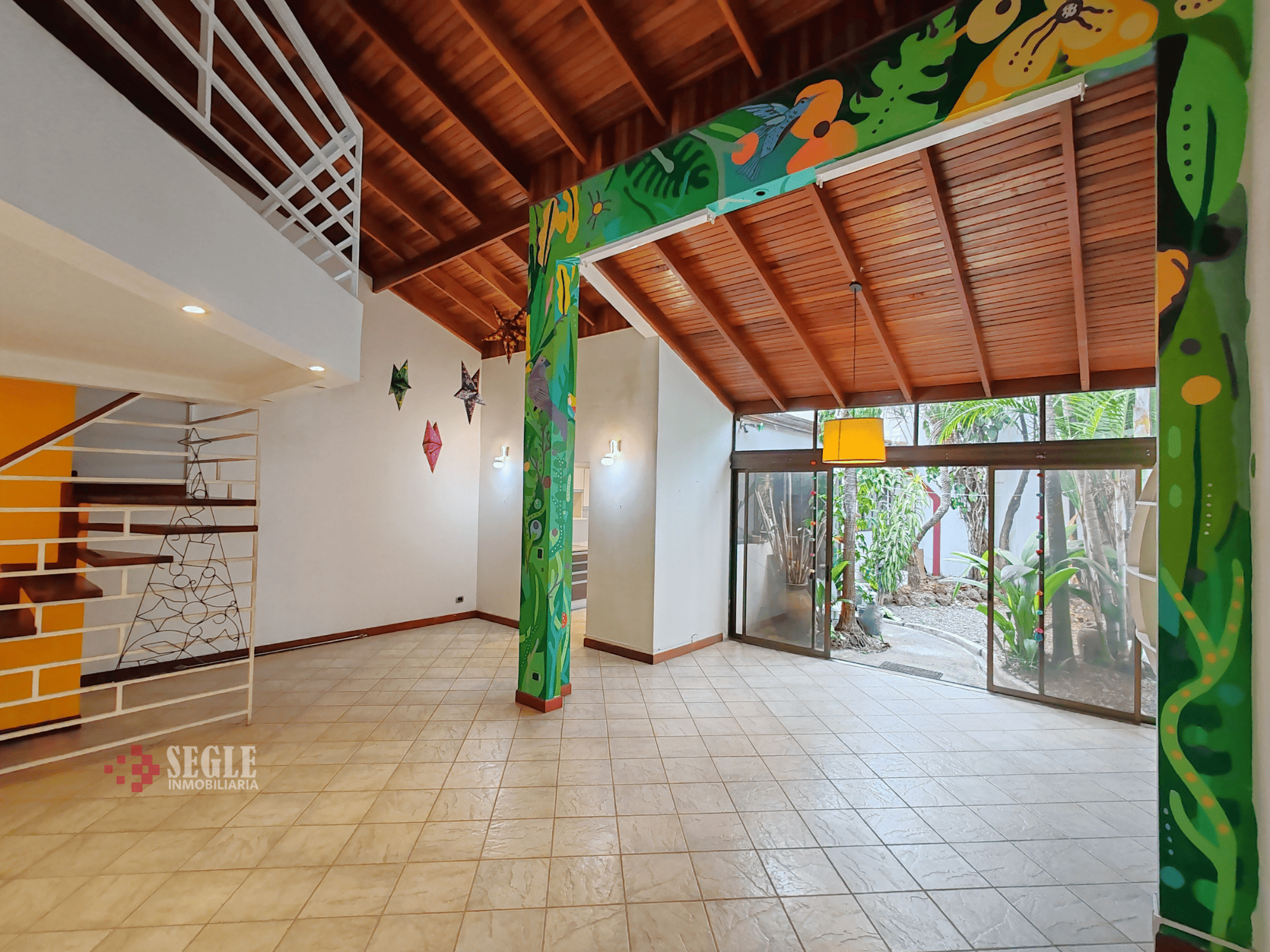 Casa en alquiler con uso de suelo mixto en La Uruca