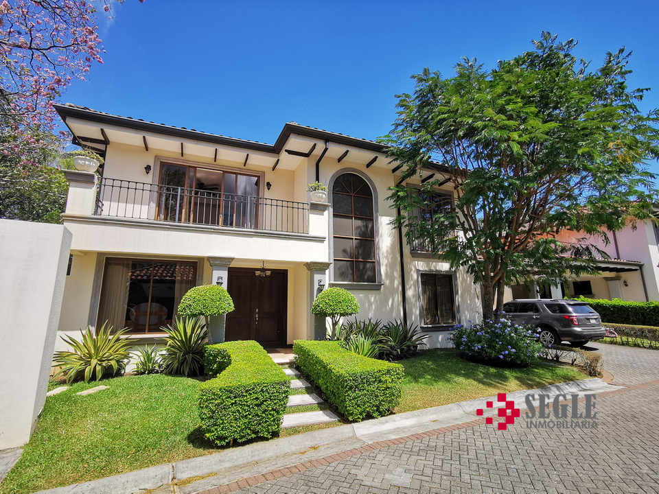 Casa con piscina en venta, Santa Ana.