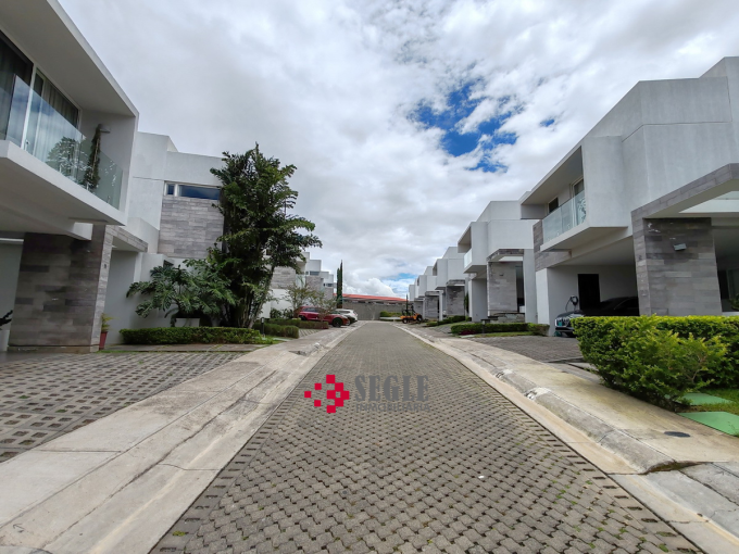 Casa en venta, Escazú, Guachipelín Norte.